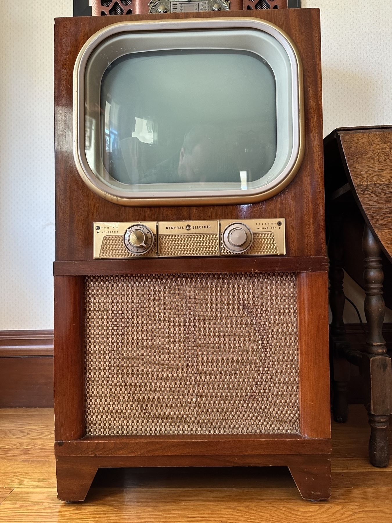 1951 GE Television in a wood console
